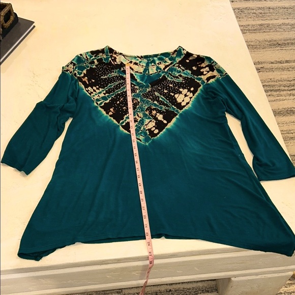 Green, Black and Tan Women's v-neck Top. Sz. XL  Beautiful design - Picture 8 of 12